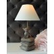 Lampa de masa cu catel pe pernute