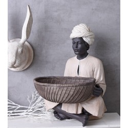 Figura de african cu un platou