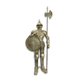 Armura gigantica argintie de cavaler medieval cu scut si lance