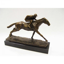 Jocheul cu calul-statueta din bronz pe un soclu din marmura