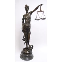 Justitia - statueta din bronz pe un soclu din marmura