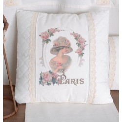 Perna decorativa nostalgica cu un medalion cu o doamna