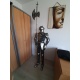 Armura gigantica argintie de cavaler medieval cu lance