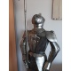 Armura gigantica argintie de cavaler medieval cu lance