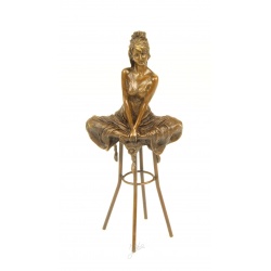 Doamna la bar-statueta din bronz pe un soclu din marmura