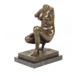 Venus-statueta din bronz pe un soclu din marmura