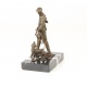 Vanator cu cainele-statueta din bronz