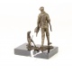 Vanator cu cainele-statueta din bronz