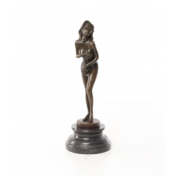 Nud-statueta din bronz pe un soclu din marmura