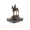 Calaret cu calul sau-statueta din bronz pe un soclu din marmura