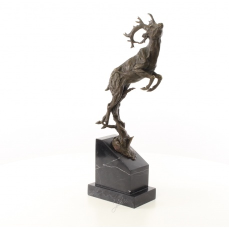 Cerb sarind-statueta din bronz pe un soclu din marmura