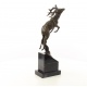 Cerb sarind-statueta din bronz pe un soclu din marmura