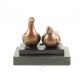 Pereche de porumbei-statueta din bronz pe un soclu din marmura