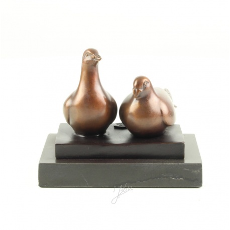 Pereche de porumbei-statueta din bronz pe un soclu din marmura