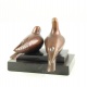 Pereche de porumbei-statueta din bronz pe un soclu din marmura