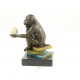 Maimuta Darwin filozofand- statueta din bronz pe un soclu din marmura