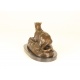 Leoaica sezand-statueta din bronz pe un soclu din marmura