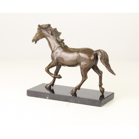 Cal-statueta din bronz pe un soclu din marmura