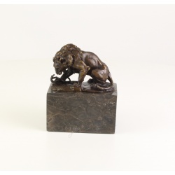 Leul si sarpele-statueta din bronz pe un soclu din marmura