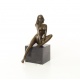 Femeie sezand-statueta din bronz pe un soclu din marmura
