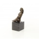 Femeie sezand-statueta din bronz pe un soclu din marmura