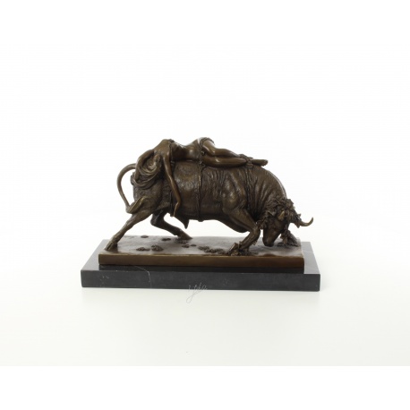 Femeie cu un bou- statueta din bronz pe soclu din marmura
