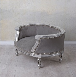 Canapea pentru caine din lemn masiv argintiu cu tapiterie gri