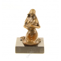 Femeie cu pruncul - statueta din bronz pe soclu din marmura
