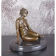 Femeie- statueta erotica pe soclu din marmura