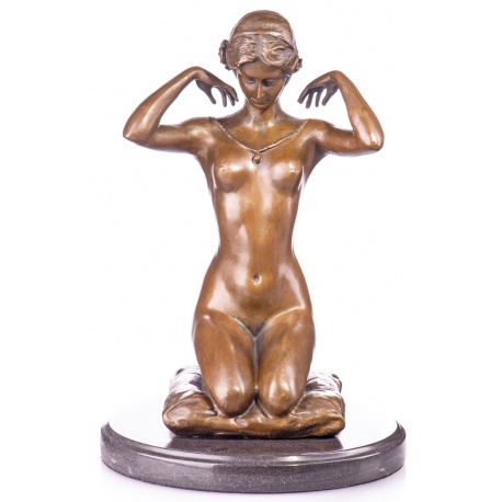 Femeie cu colier- statueta erotica pe soclu din marmura