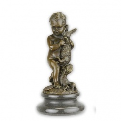 Baietel cu iepuras-statueta din bronz pe un soclu din marmura