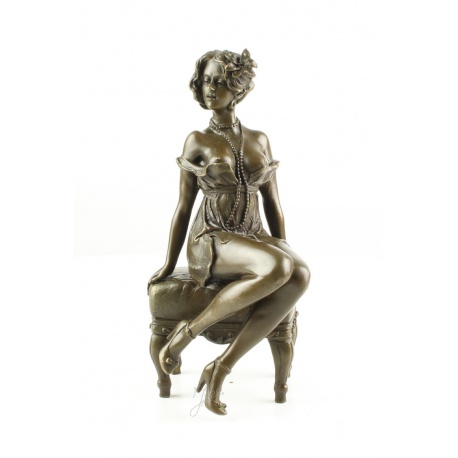 Femeie pe scaunel - statueta semierotica