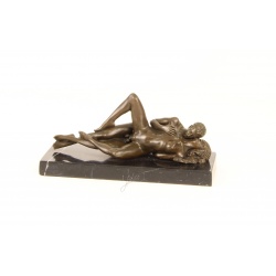 Cuplu - statueta erotica pe soclu din marmura