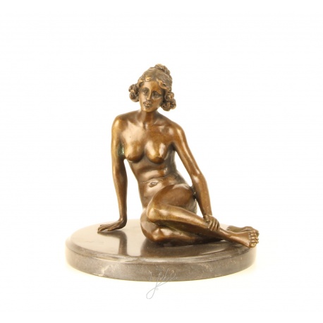Femeie dezgolita- statueta din bronz pe soclu din marmura