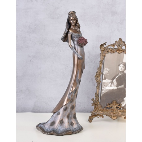 Statueta cu o femeie din rasini