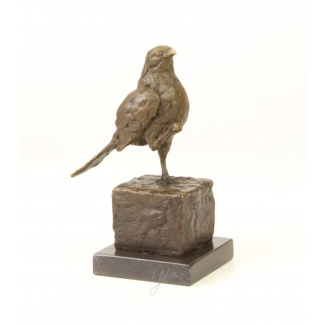 Pasarica - statueta din bronz pe soclu din marmura