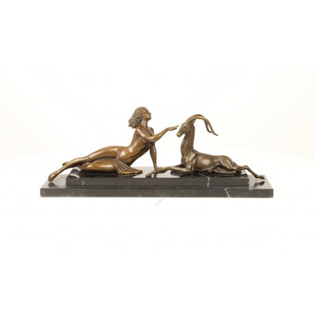 Amazoana cu antilopa - statueta din bronz pe soclu din marmura