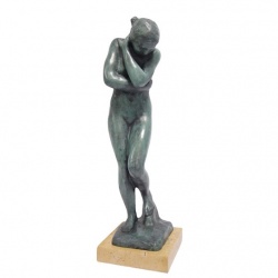 Eva- statueta din bronz pe un soclu din marmura