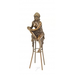 Statueta bronz pe un soclu din marmura cu o doamna la bar