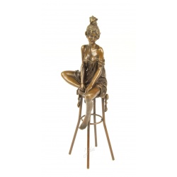 Lolita-statueta bronz pe un soclu din marmura