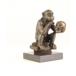 Maimuta cu un craniu-statueta din bronz pe un soclu din marmura