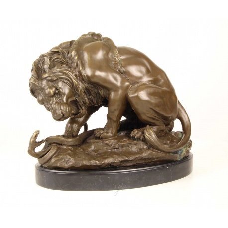 Leul si sarpele-statueta din bronz pe un soclu din marmura