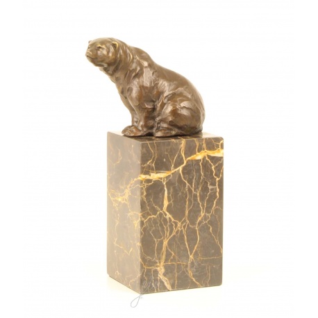 Urs sezand-statueta din bronz pe un soclu din marmura