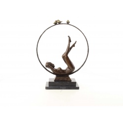 Femeie cu cercul - statueta din bronz pe soclu din marmura