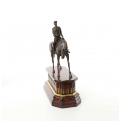 Jocheu calare- statueta din bronz pe un soclu din lemn