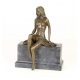 Femeie-statueta din bronz pe un soclu din marmura