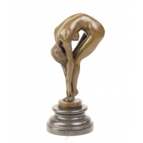 Femeie aplecata- statueta din bronz cu soclu din marmura
