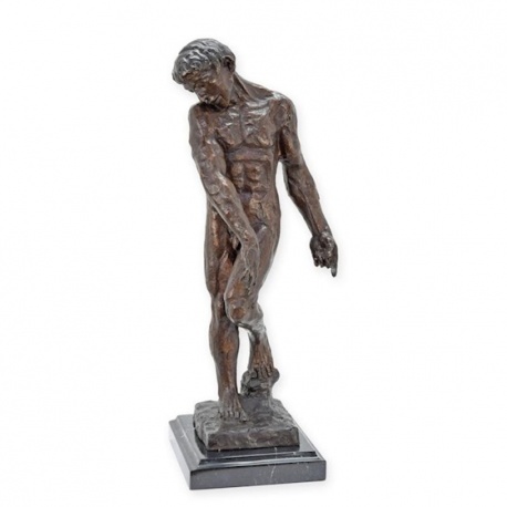 Adam-statueta din bronz pe un soclu din marmura