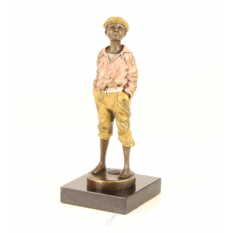 Baietel - statueta din bronz pe un soclu din marmura