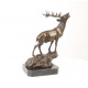 Cerb-statueta din bronz pe un soclu din marmura